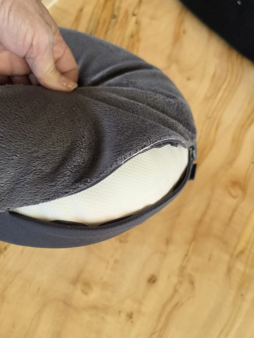 Sharper Image Bucky Travel Neck Pillow Set/4 - Memory Foam Millet Hull EUC